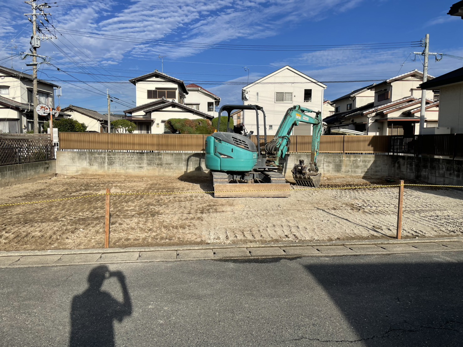 正面から見た賀茂の更地。道路との境目に杭とロープ