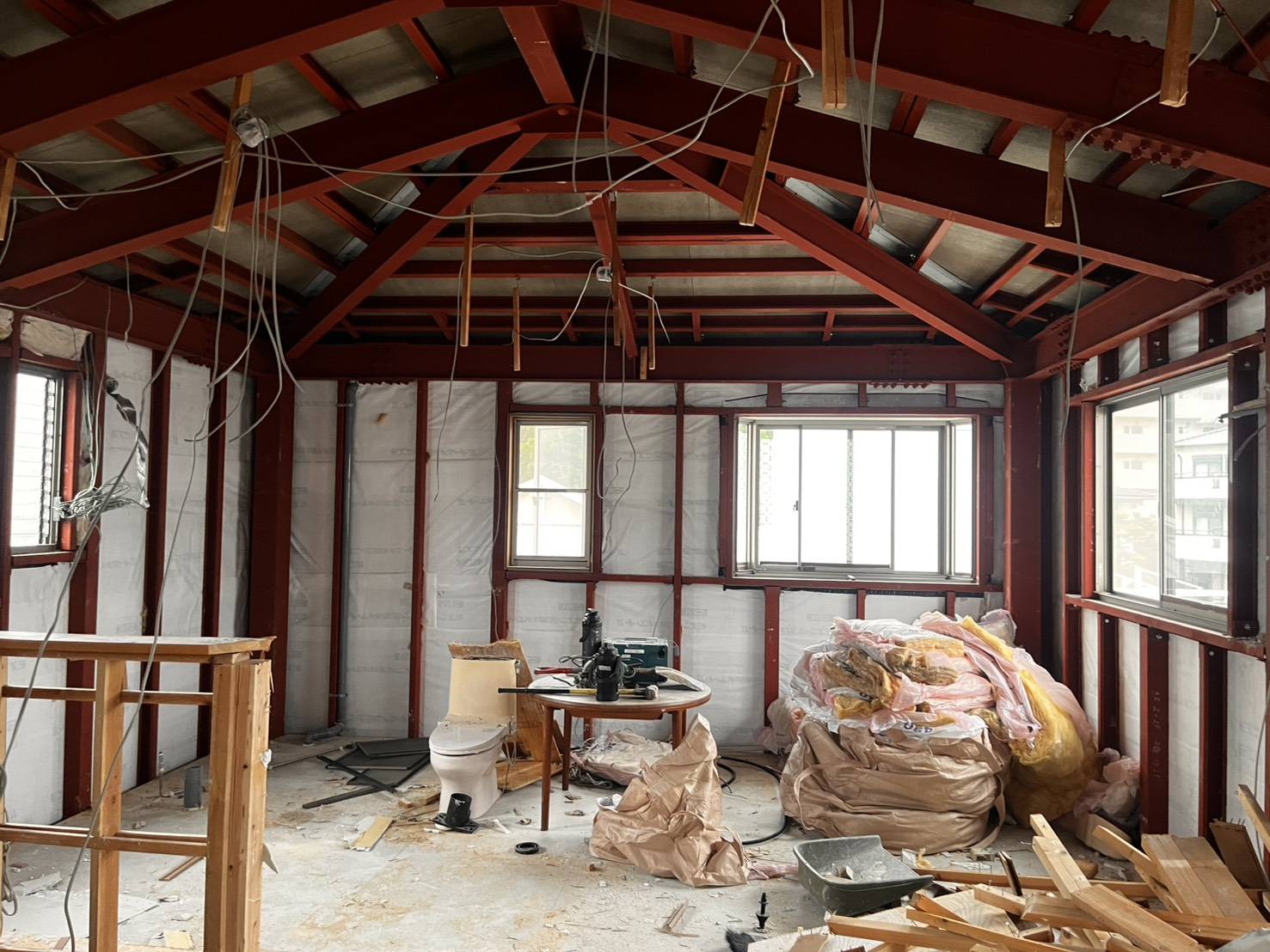 内装を外し、屋根を支える鉄骨があらわれた最上階の室内
