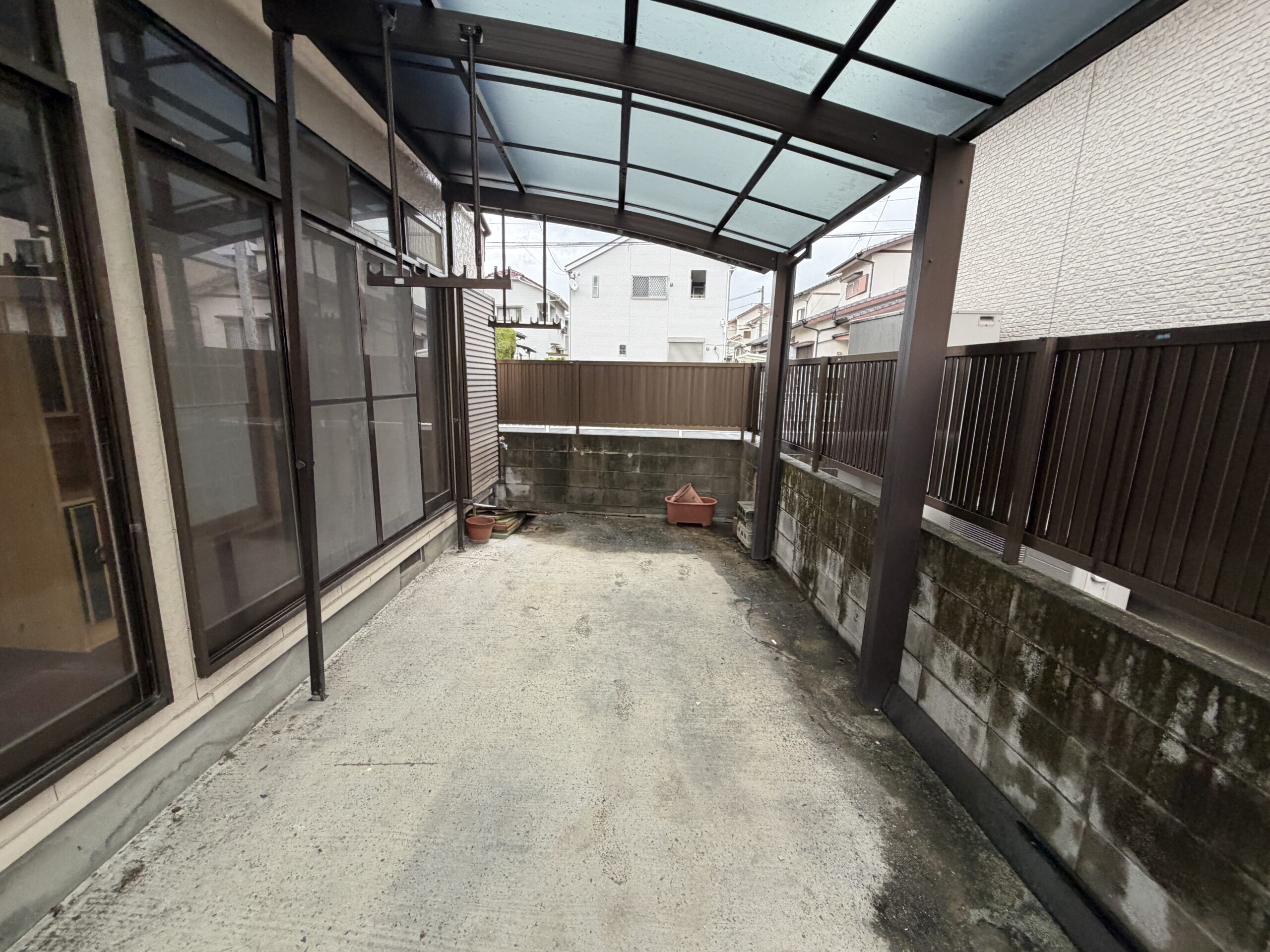賀茂のお住まいの裏手にある、屋根のかかったテラス