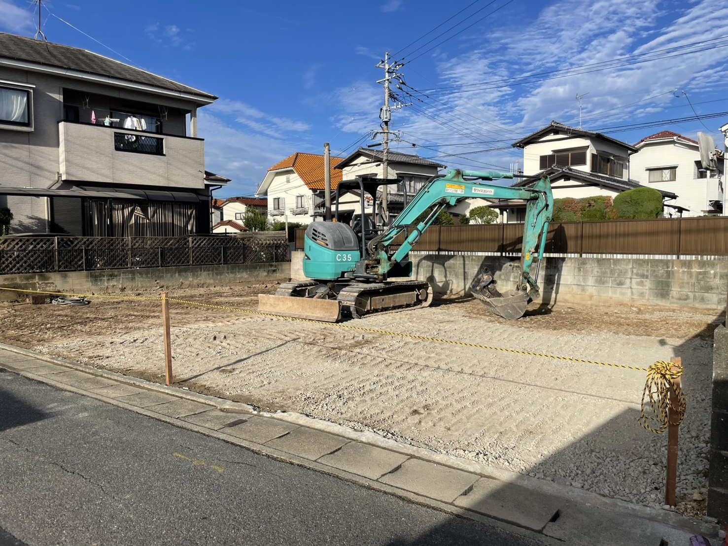 斜めから見た、整地を終えた賀茂の更地