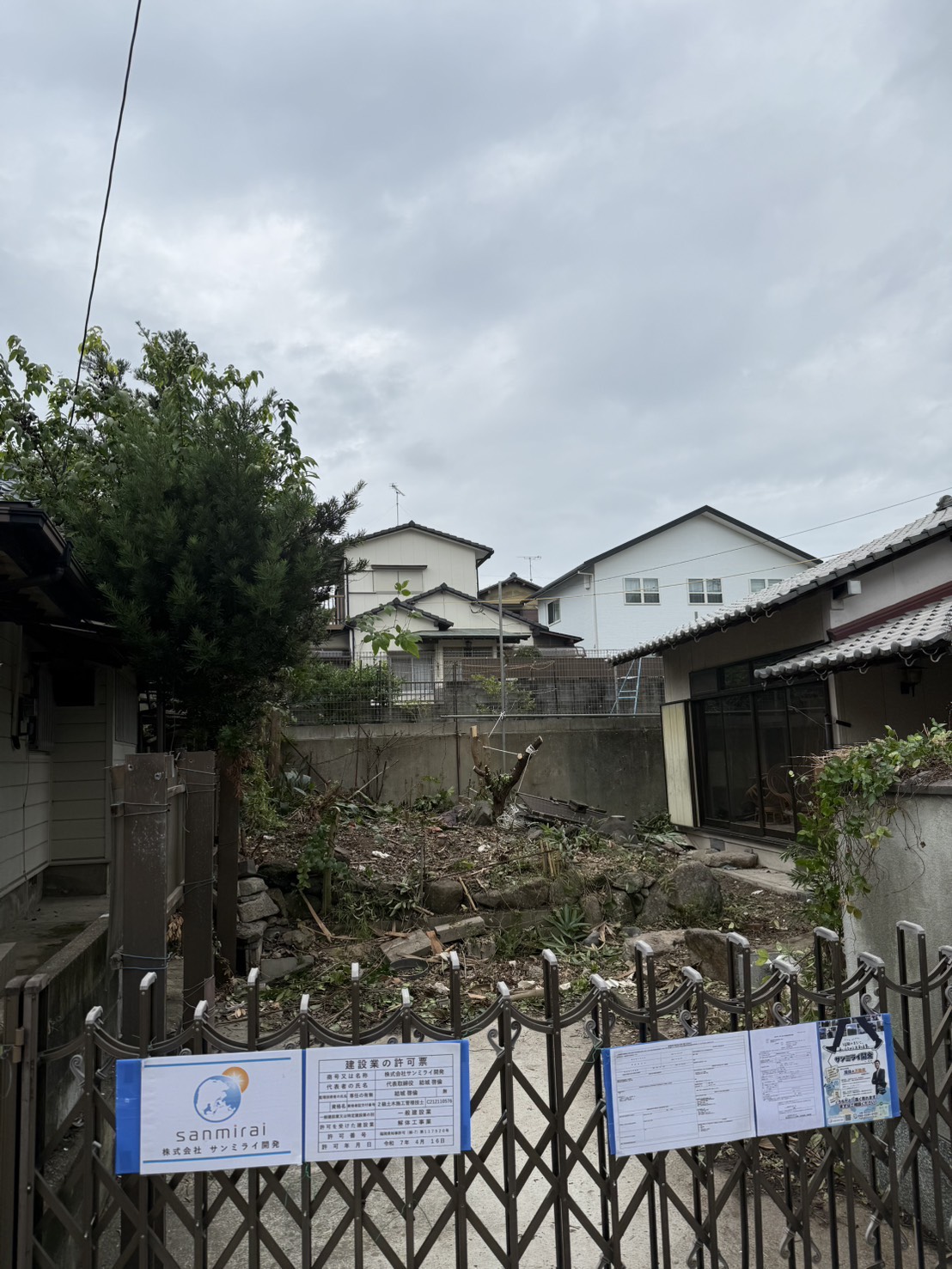 現場の入口に掲げた建設業の許可票と工事のお知らせ