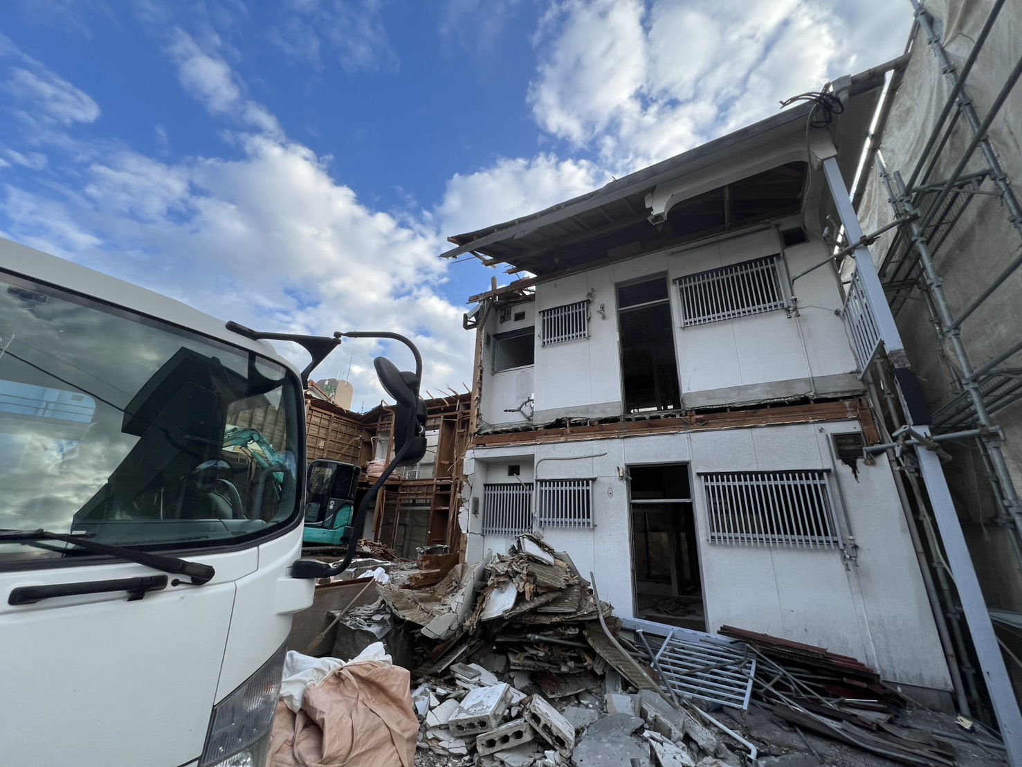 2階の一部がなくなり、骨組みが見えている共同住宅