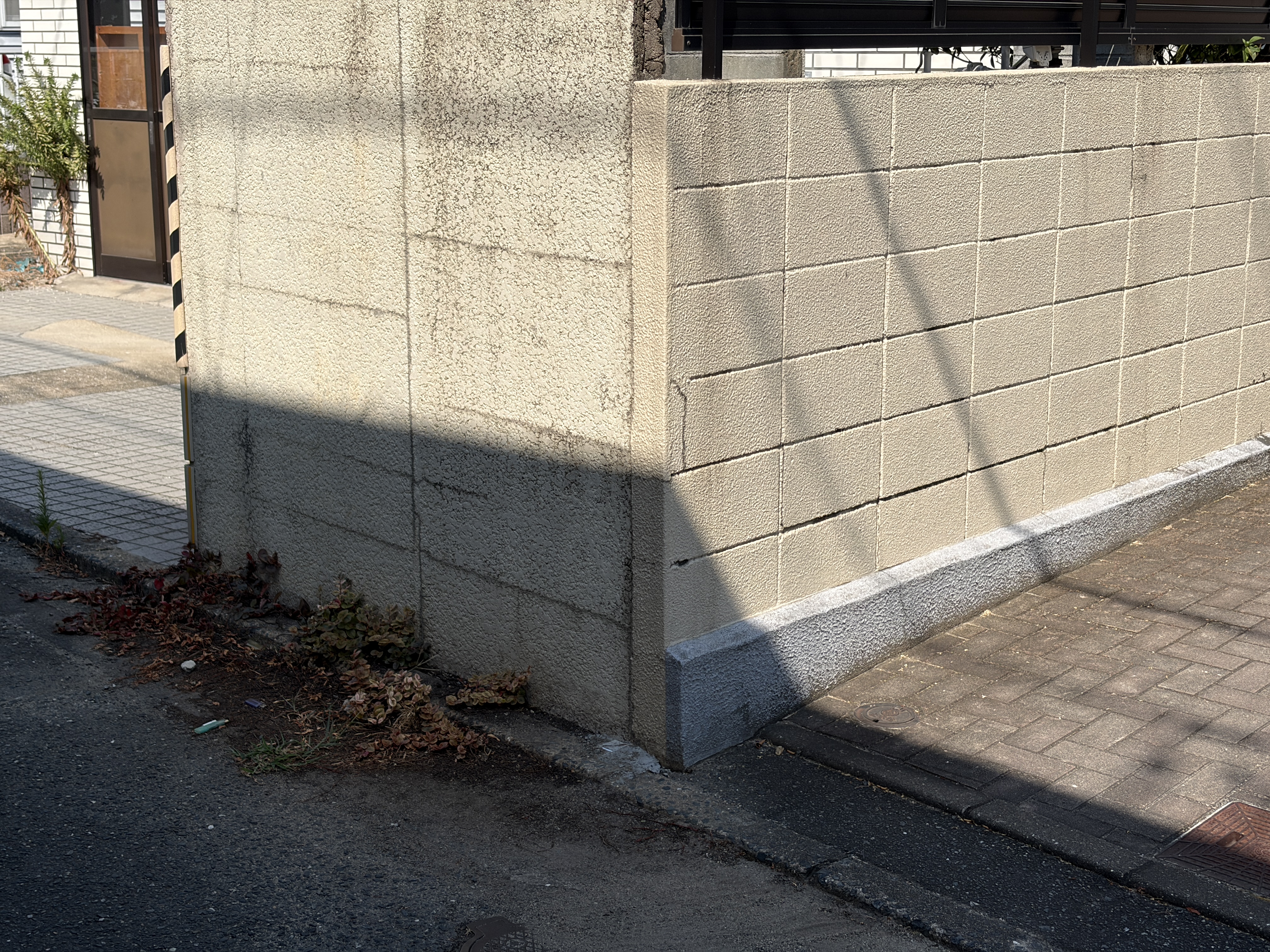 田隈の現場、道路沿いのブロック塀の角