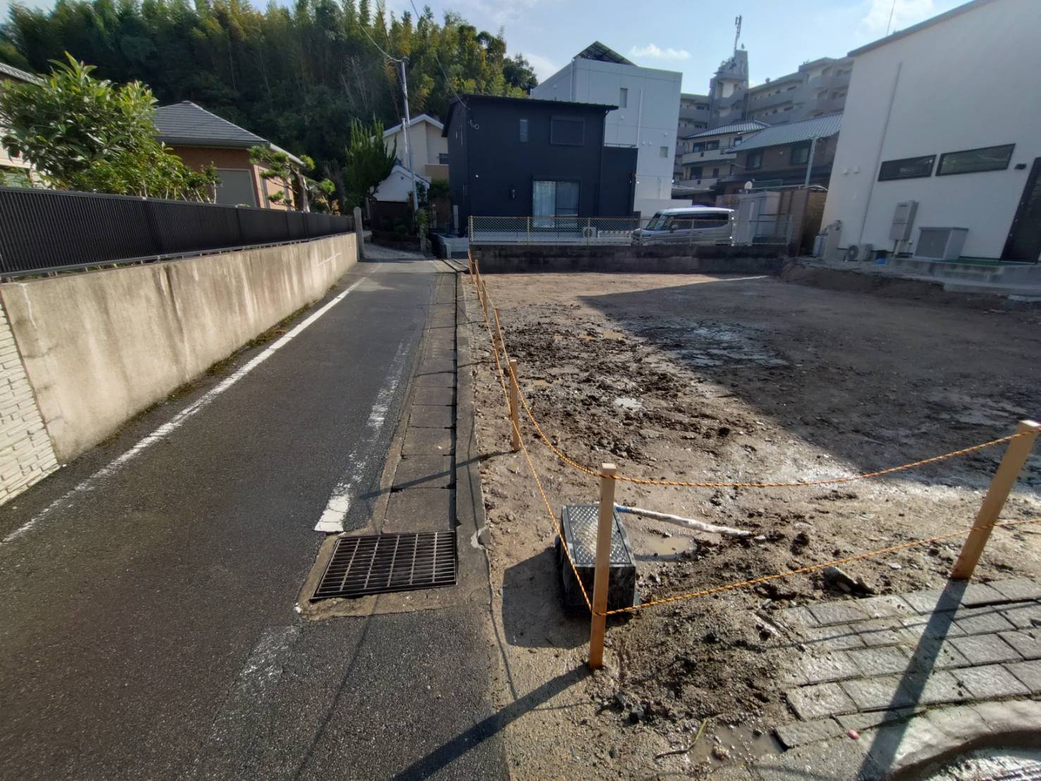細い道路に沿って続く、整地を終えた敷地