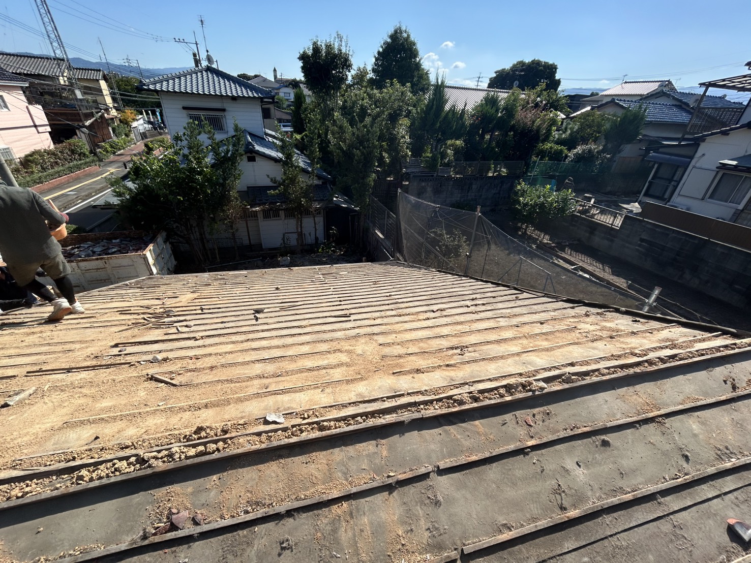 瓦を下ろしたあとの屋根。下地の板があらわになっている