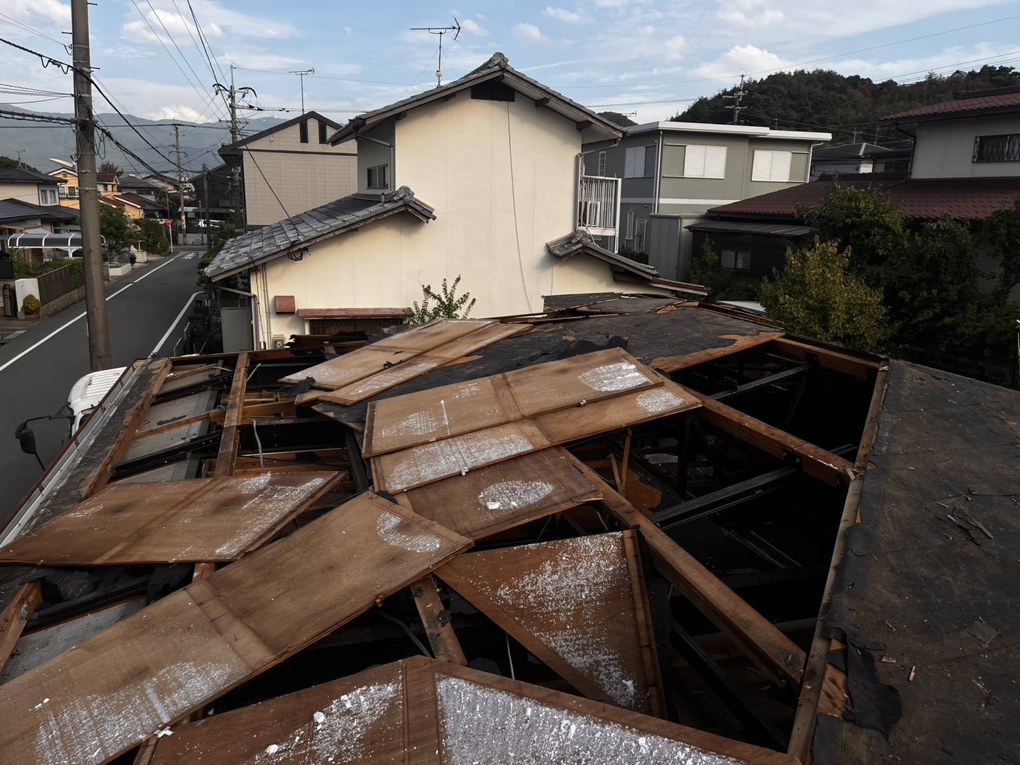 屋根材と下地をはがし、屋根の骨組みが見えてきた平屋