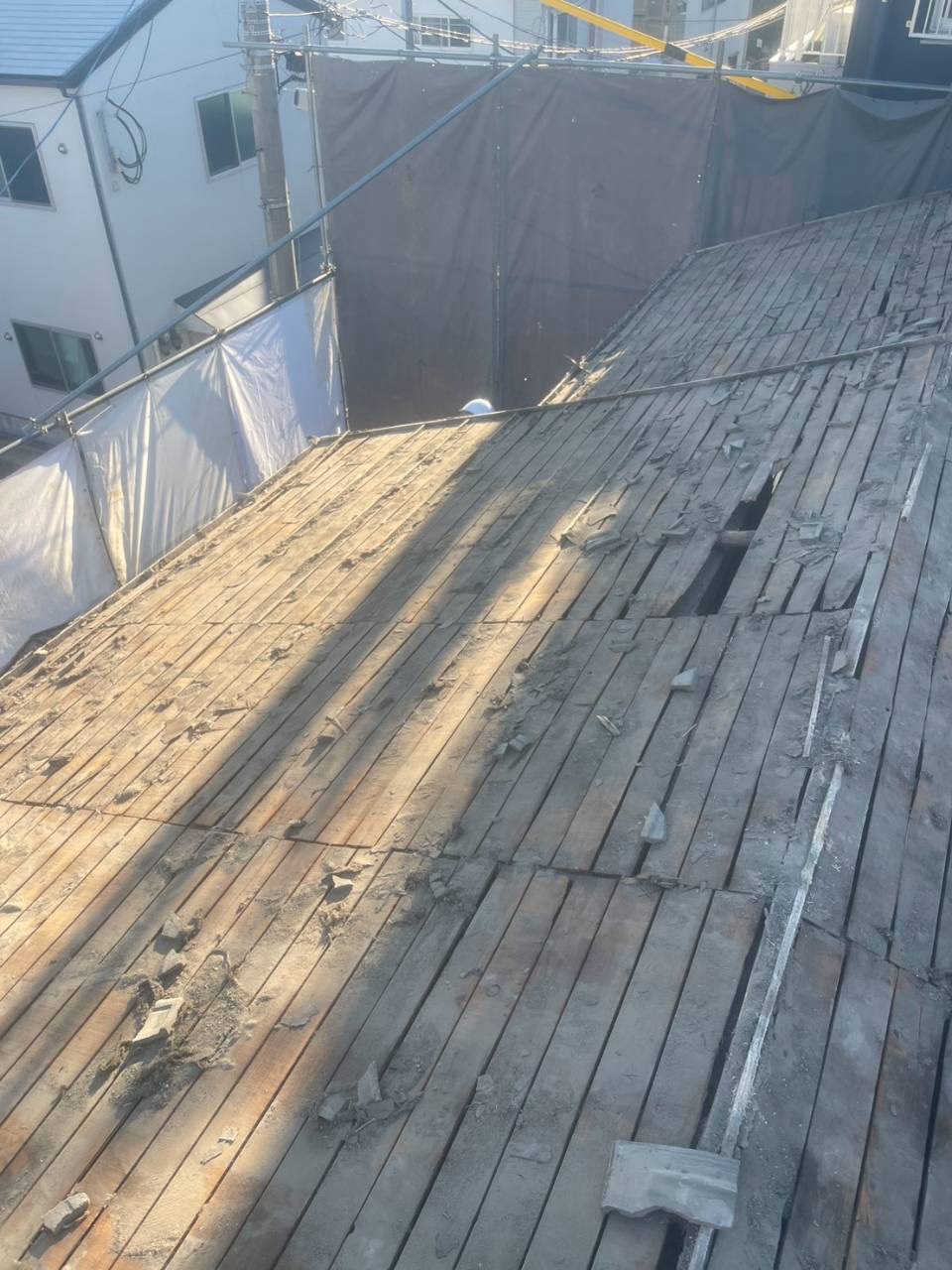 上から見た屋根。下地の板があらわになっている