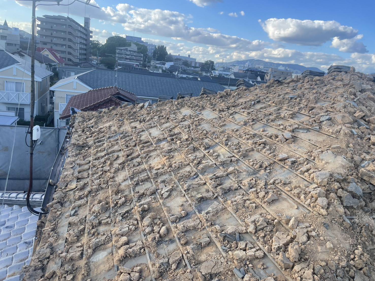 瓦を下ろしたあとの屋根。瓦の下にあった土が現れている
