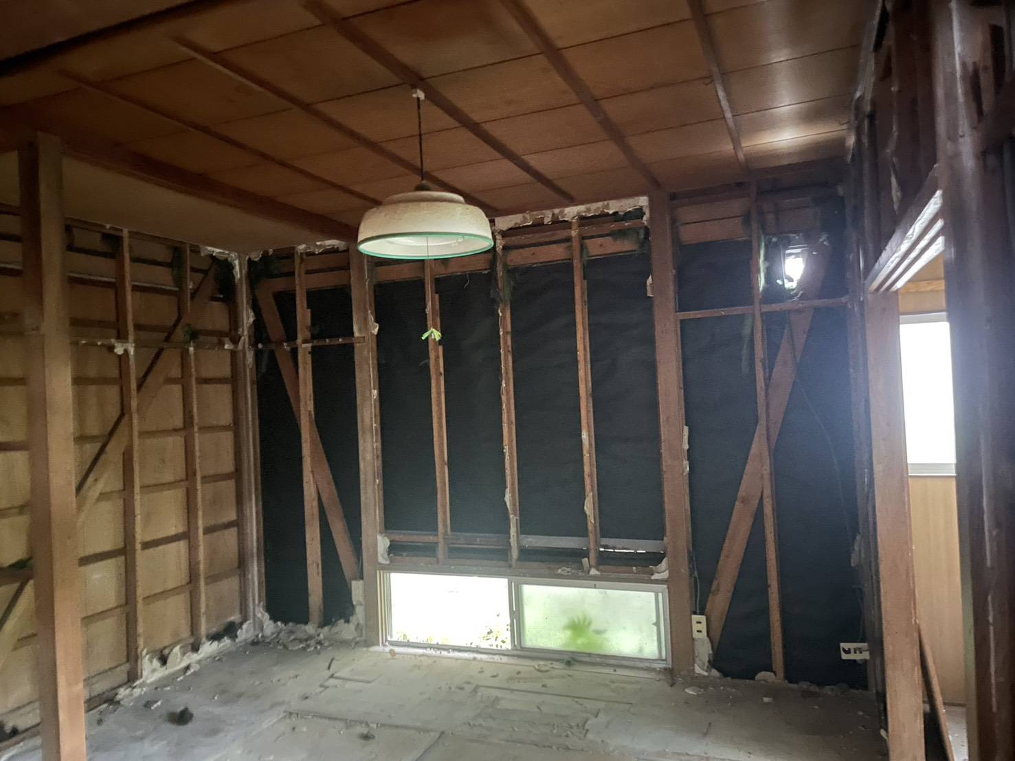 壁を外し、柱と骨組みだけになった部屋
