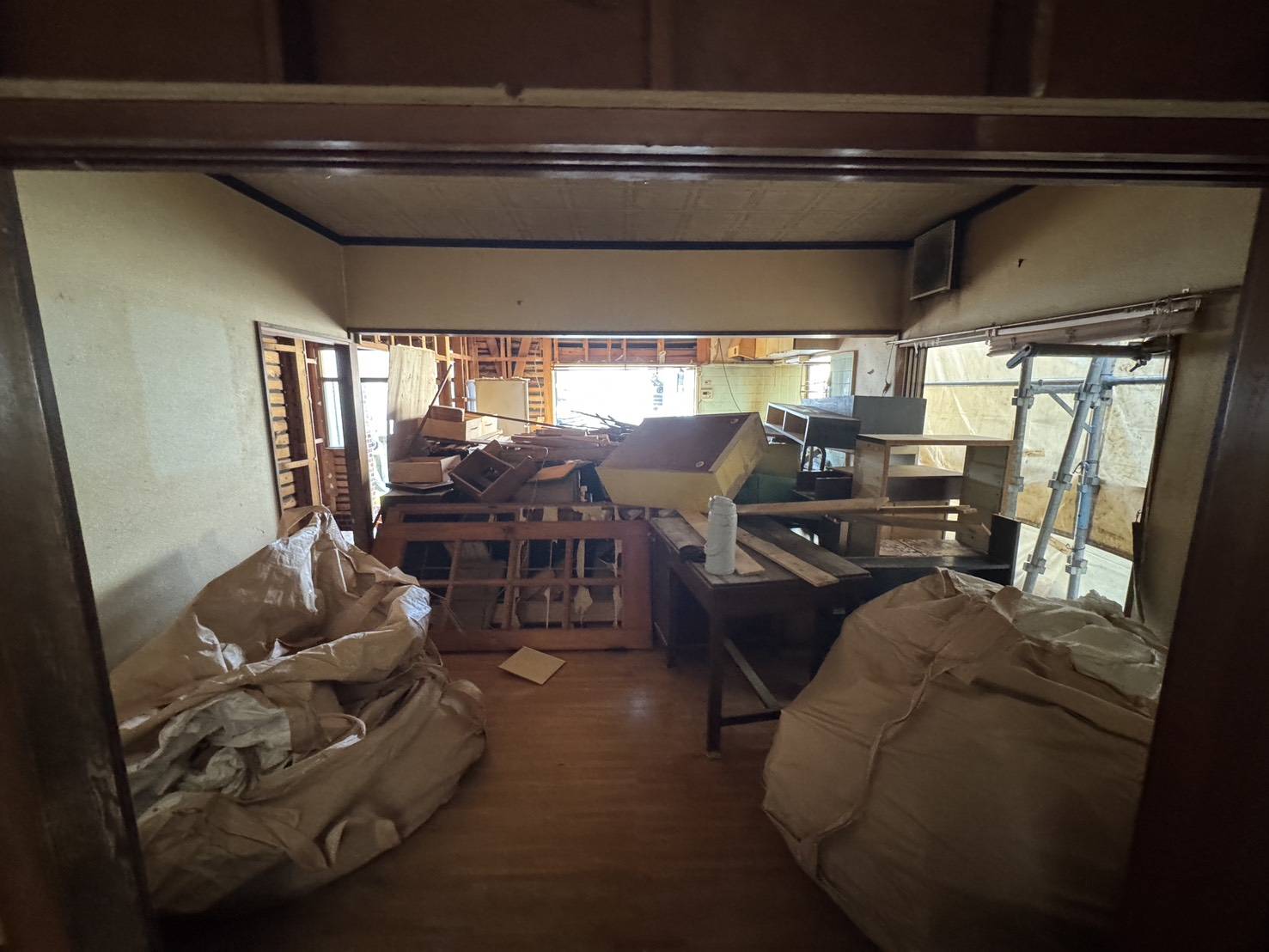 大きな袋が置かれた部屋。奥に別の部屋が続いている