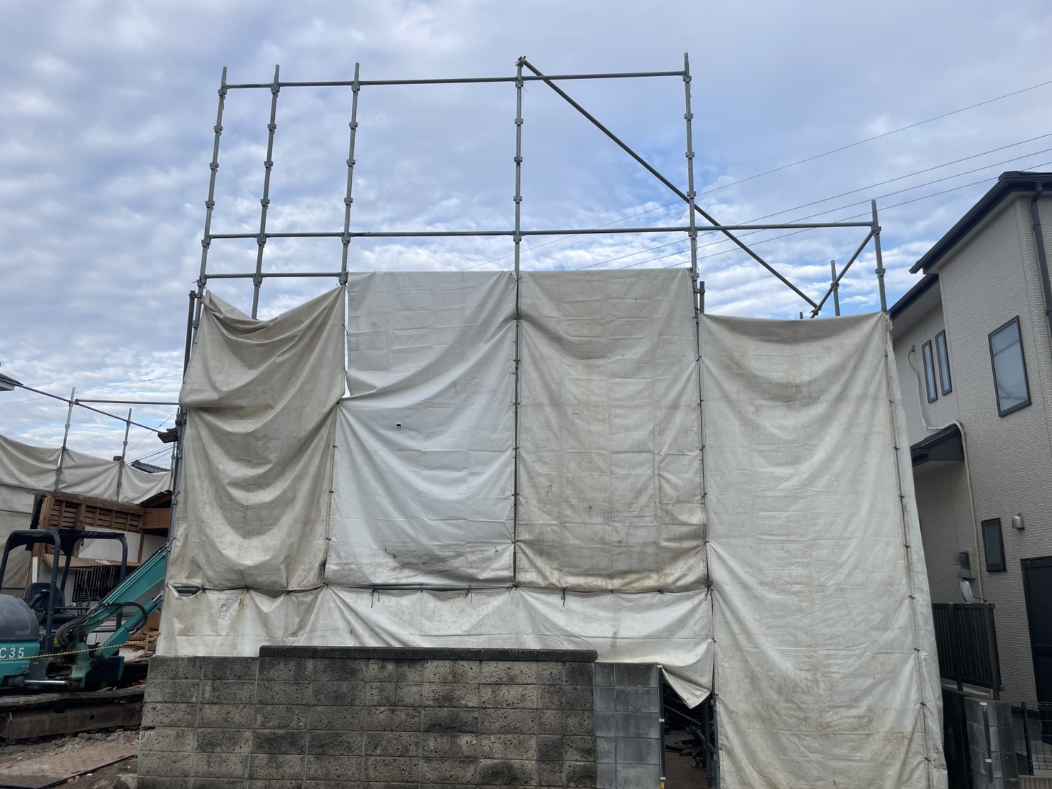 建物がなくなり、足場と養生シートだけが残った現場