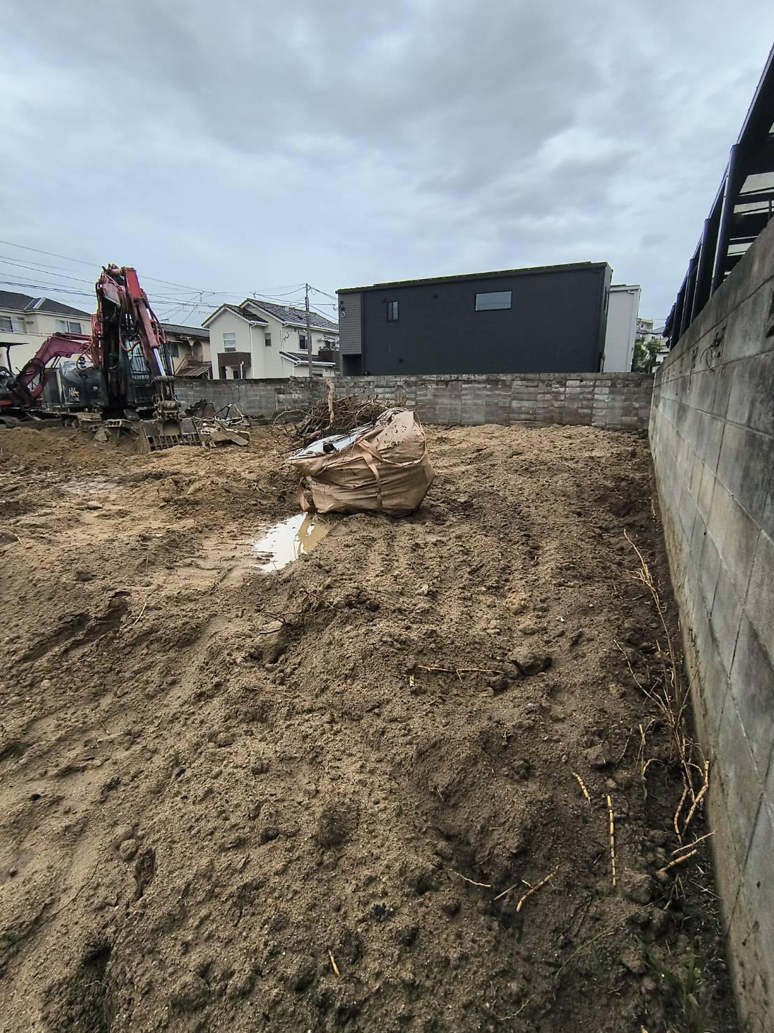 建物がなくなり、土の地面が見えるようになった敷地