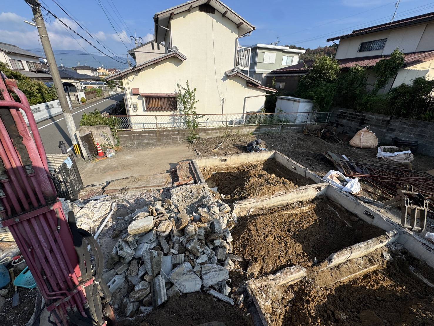 建物を解体したあと、残った基礎を撤去している現場