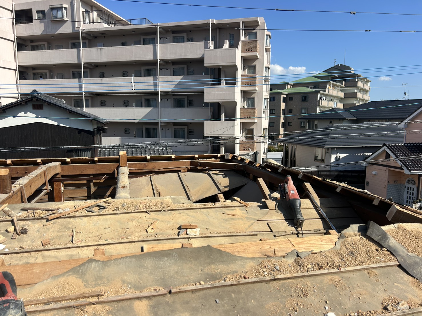 下地の板を外して、屋根の骨組みが見えてきた様子