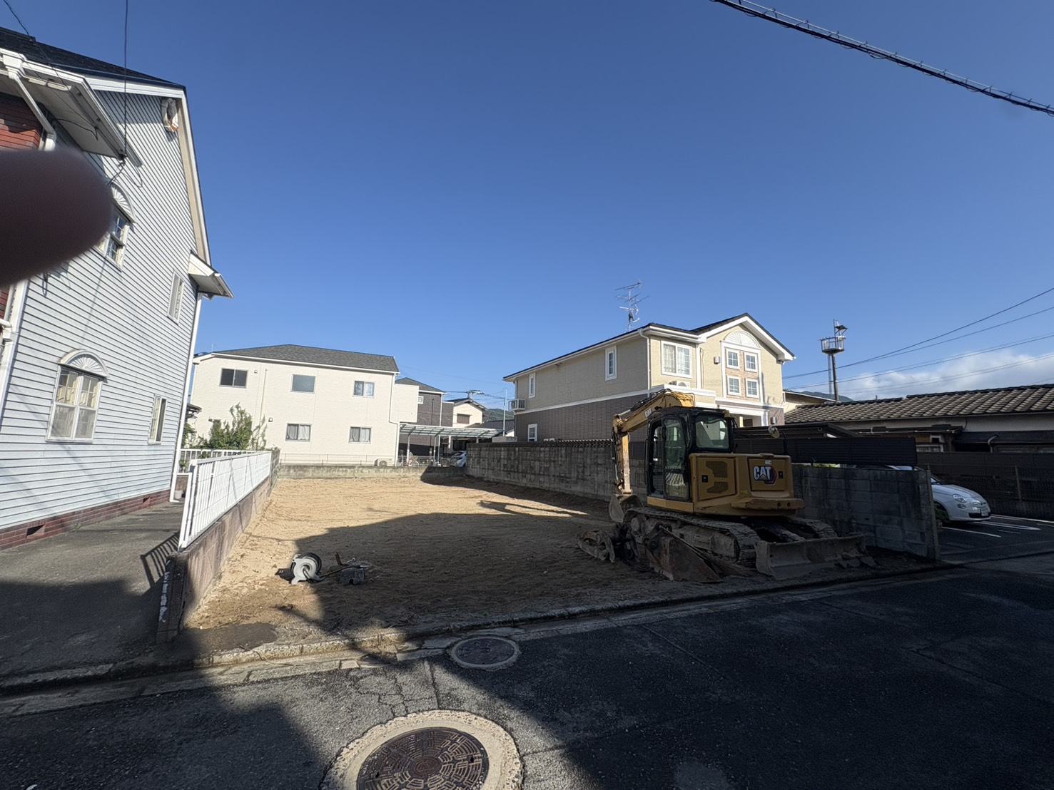 道路側から見た、整地を終えた田隈の更地