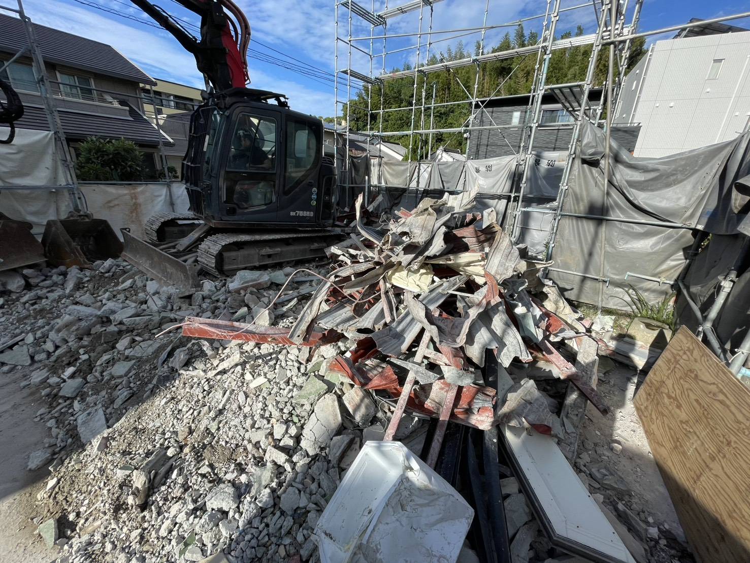 地上に下ろした鉄骨や外壁材、コンクリートのがら