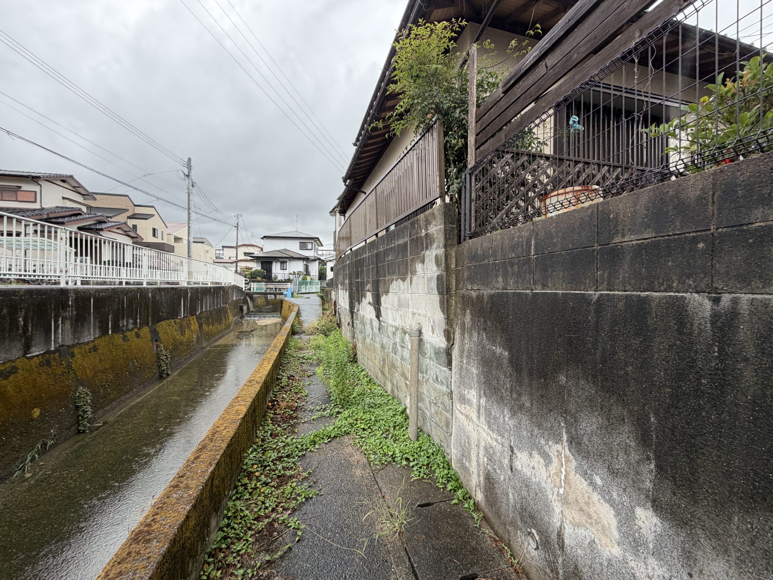 水路と、水路沿いの歩いて通れる道