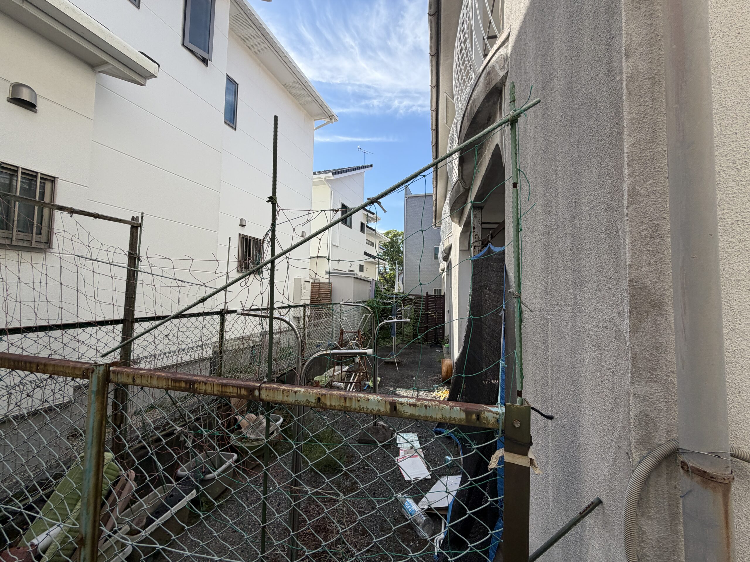 建物とお隣のお宅との間の、細い通路のようなすき間