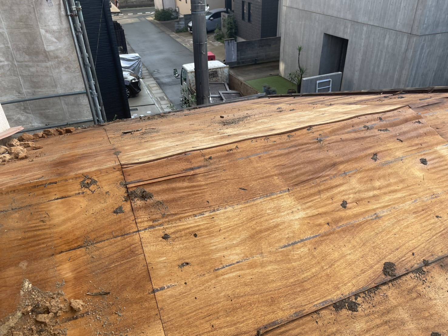 瓦を外し、下地の板があらわになった屋根