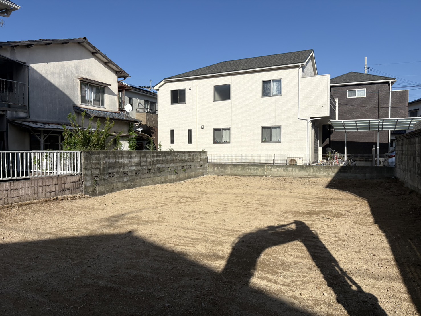 敷地の角から見た、整地を終えた田隈の更地