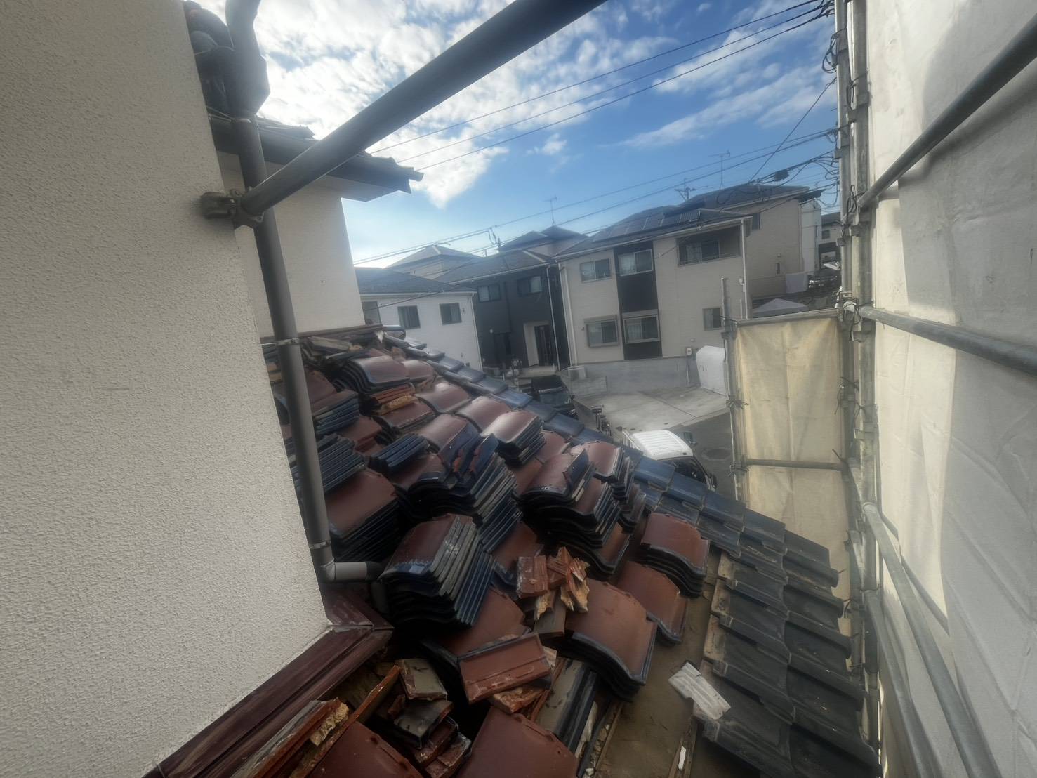 1階の屋根の上に積まれた、外した瓦